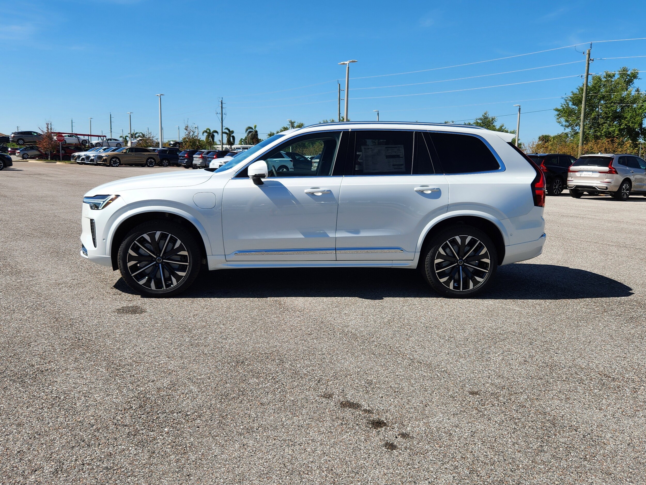 2025 Volvo XC90 T8 Plus photo 2