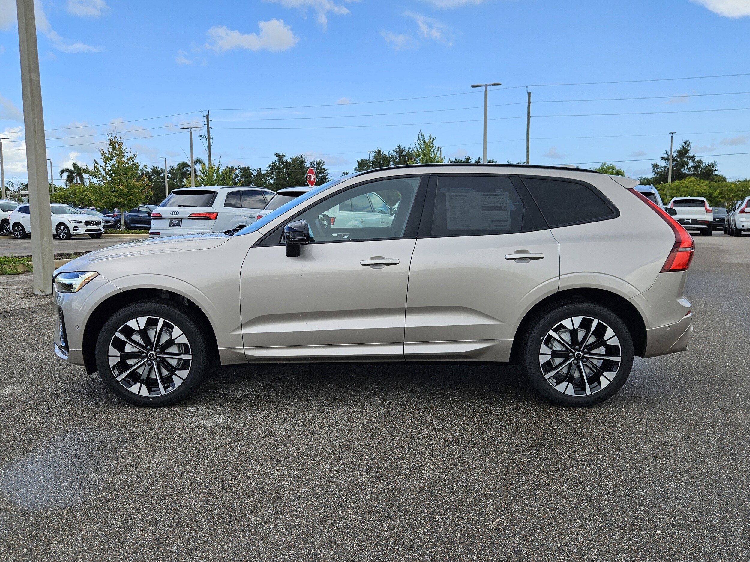 2026 Volvo XC60 B5 Plus photo 4