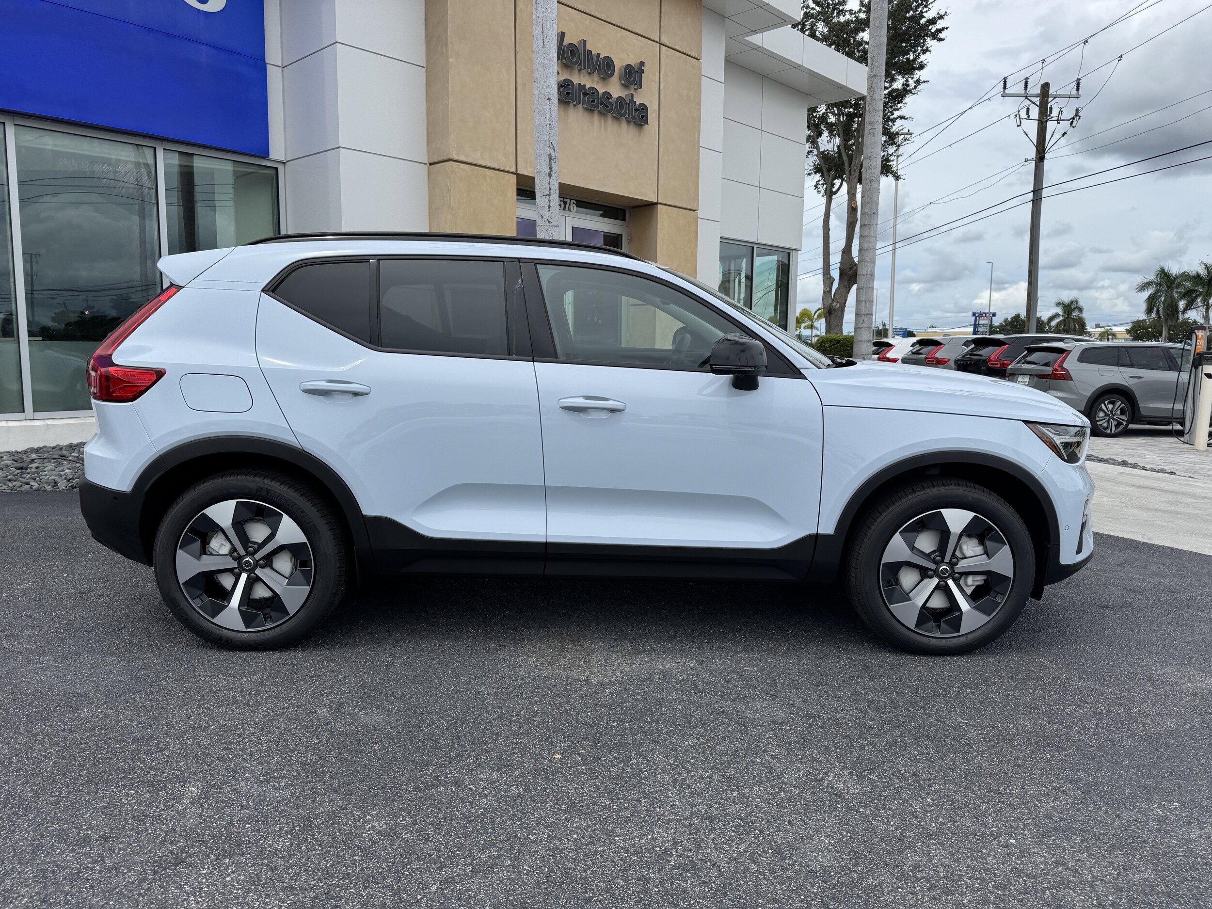 2026 Volvo XC40 Plus photo 2