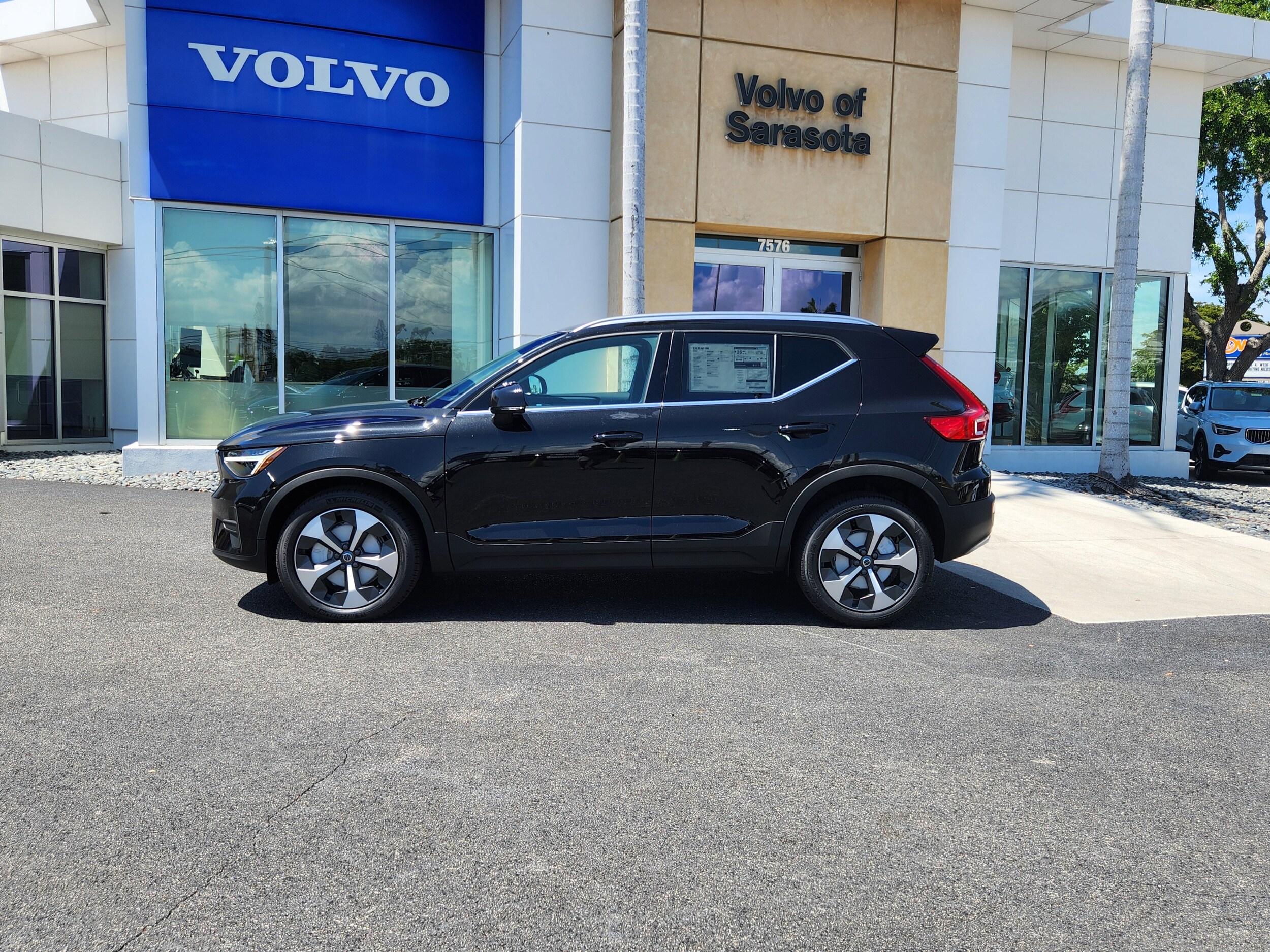 2025 Volvo XC40 Core photo 3