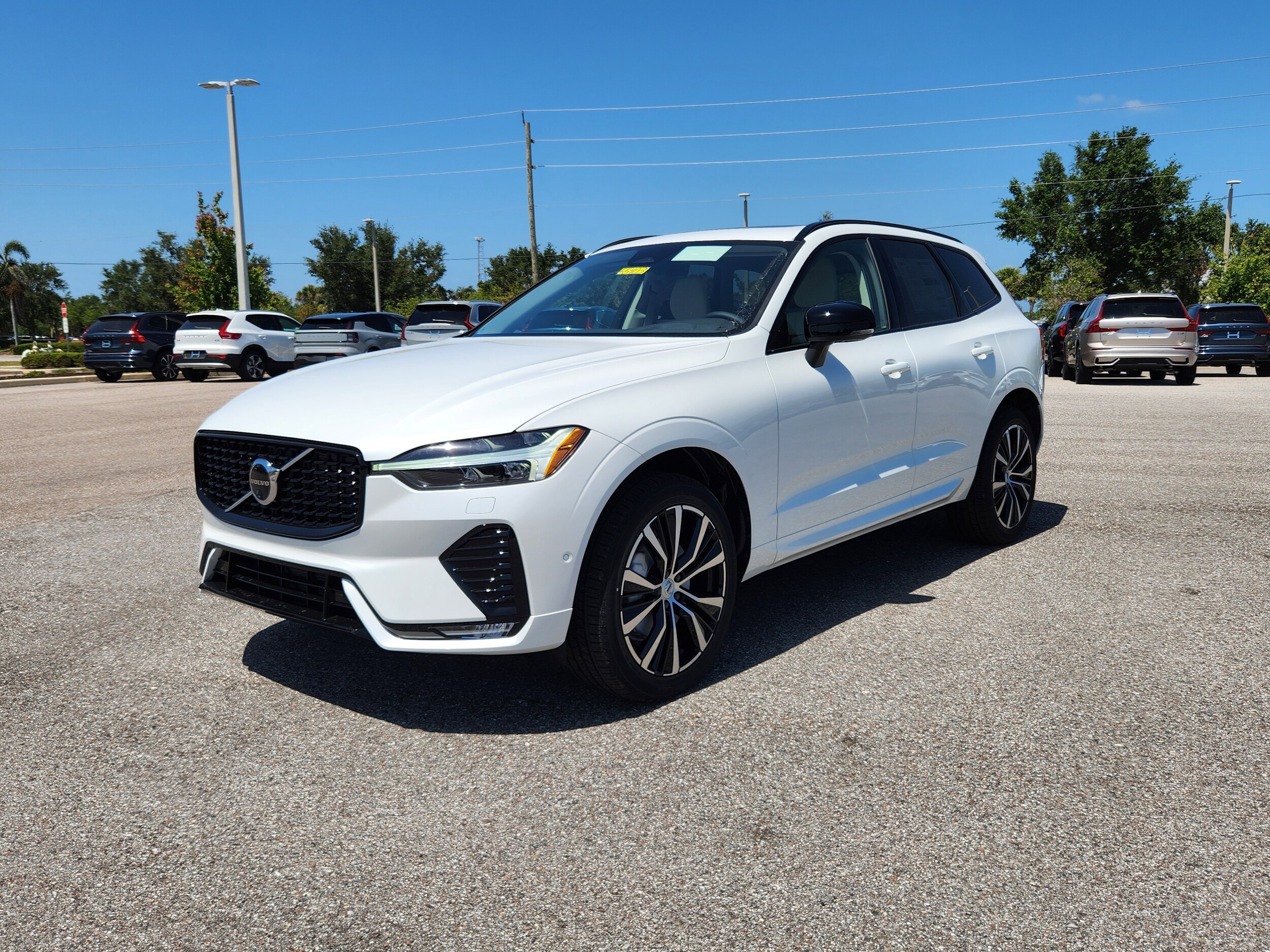 2025 Volvo XC60 B5 Plus photo 3