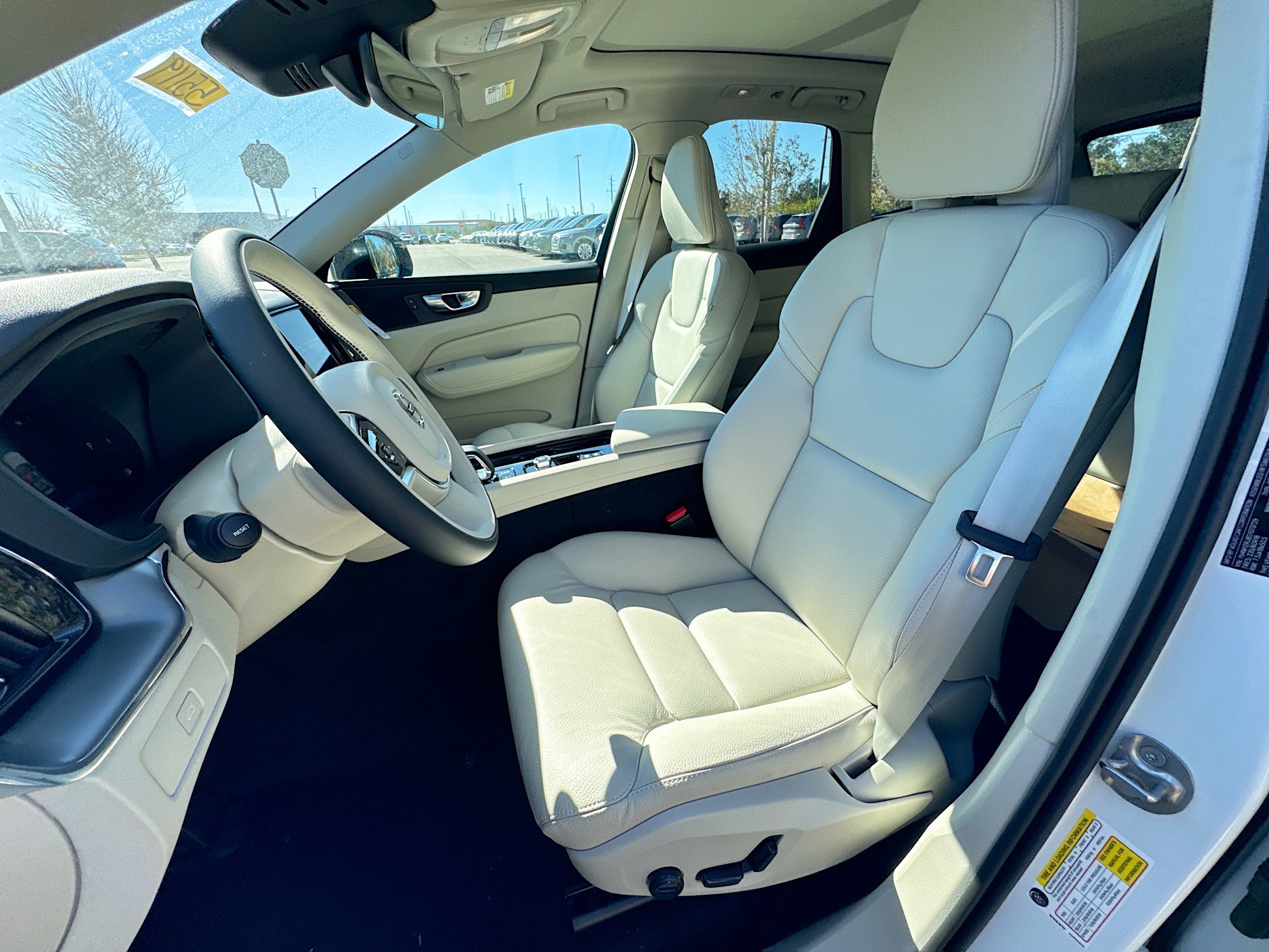 2025 Volvo XC60 B5 Core photo 2