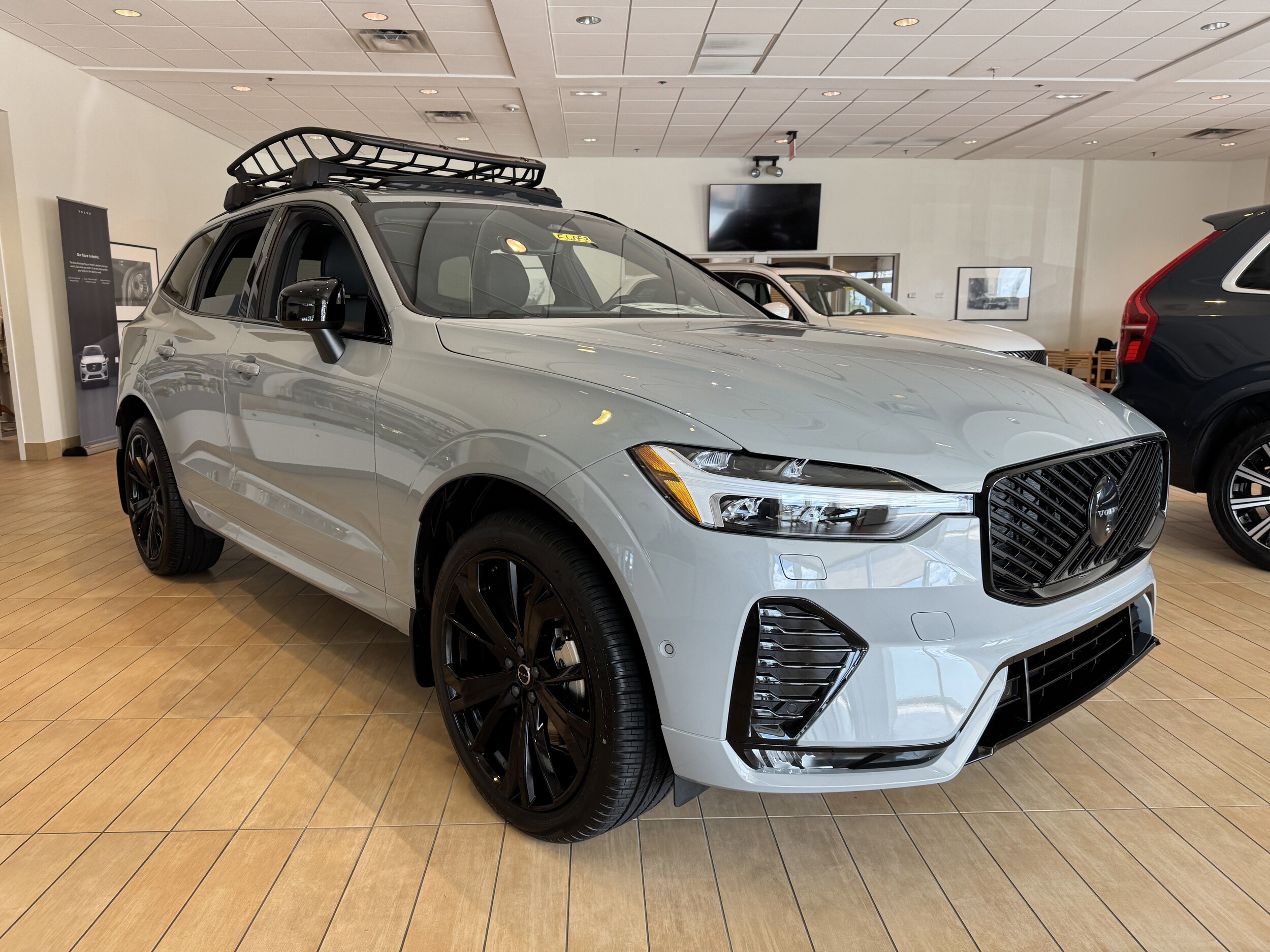 2026 Volvo XC60 B5 Black Edition photo 2