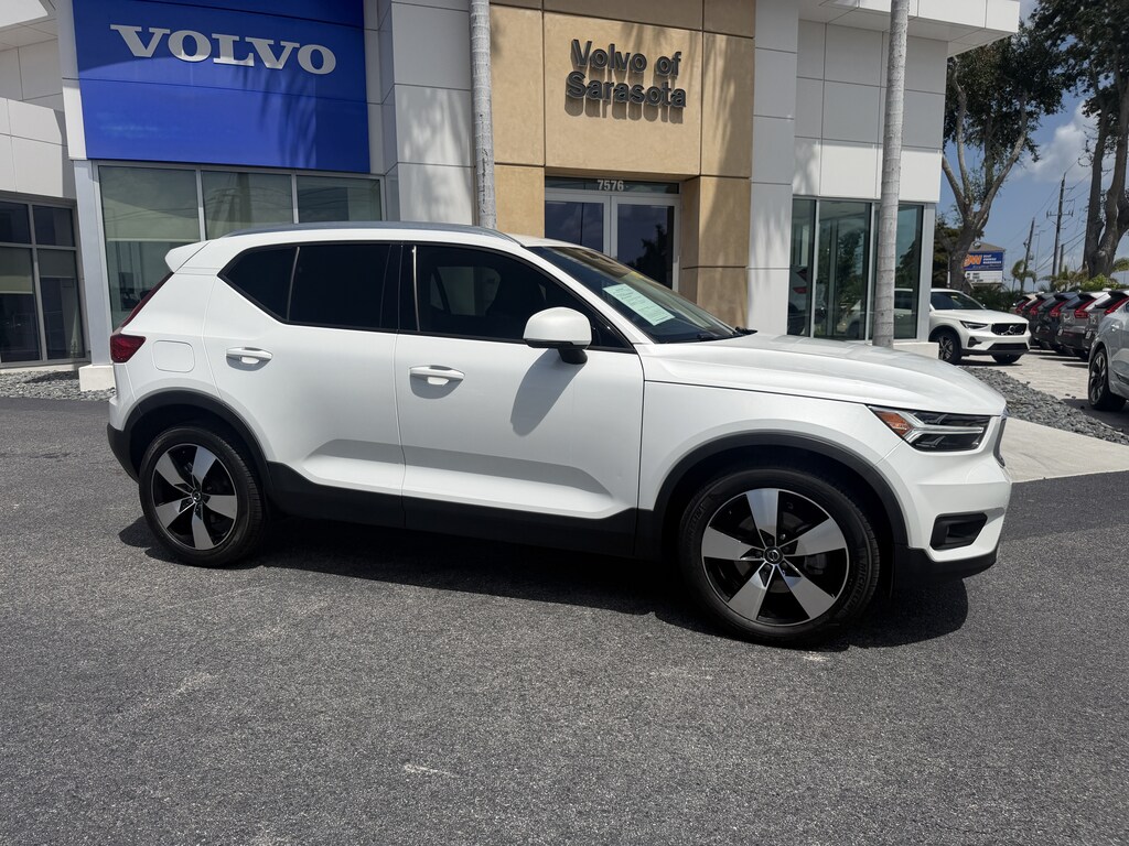 Used 2021 Volvo XC40 Momentum SUV