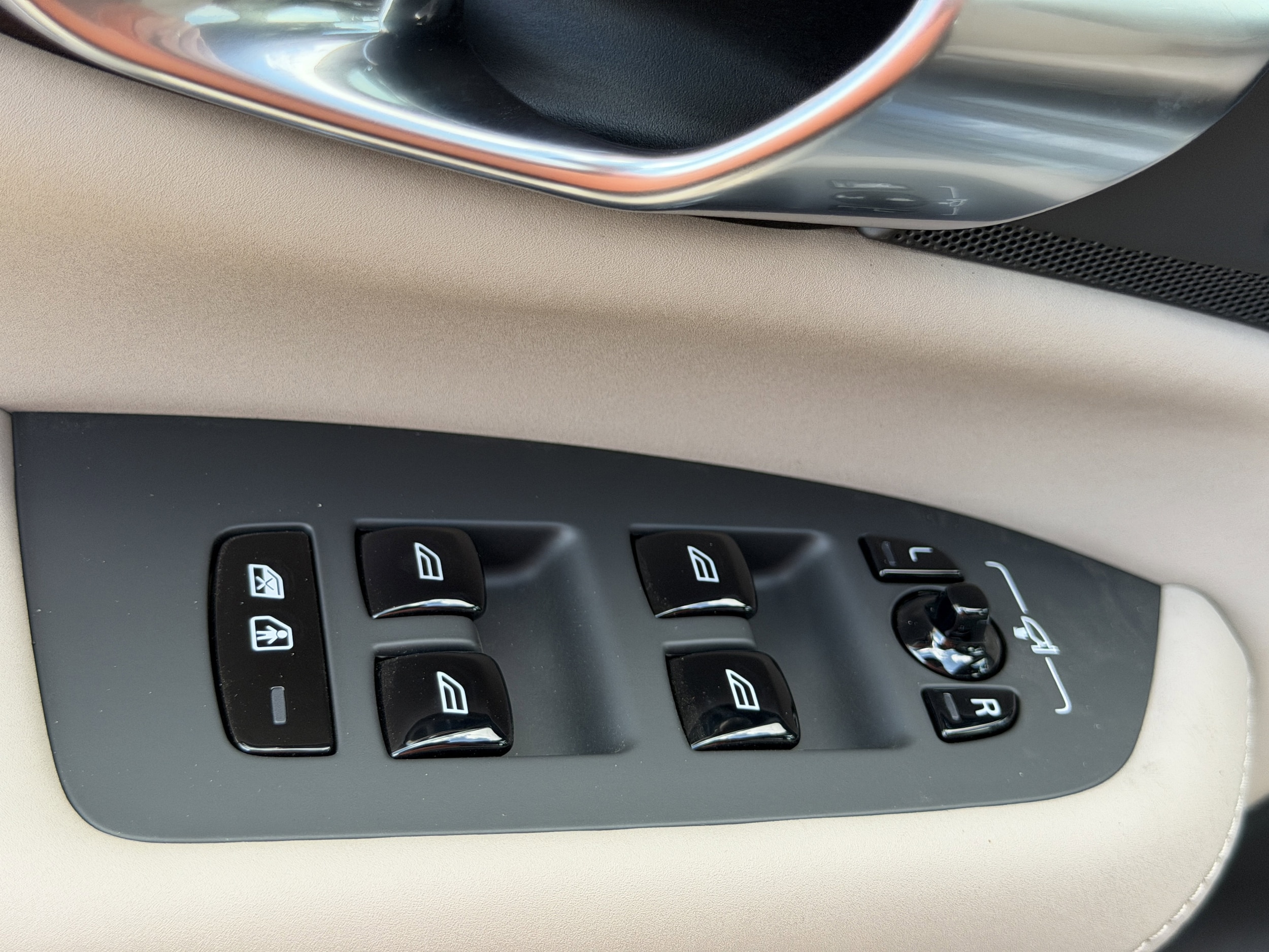 2026 Volvo XC90 Plus - Photo 16