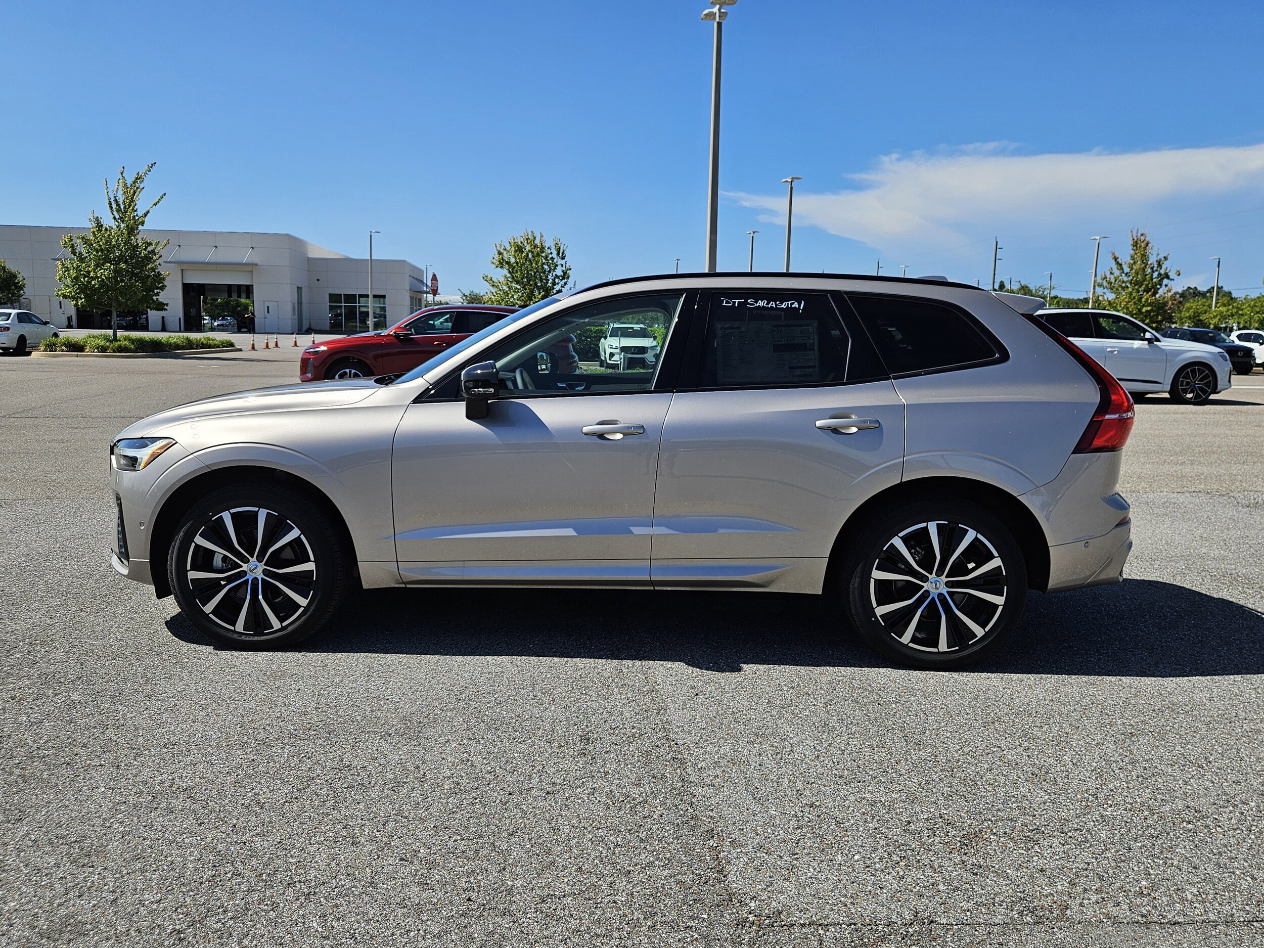 2025 Volvo XC60 B5 Plus photo 4