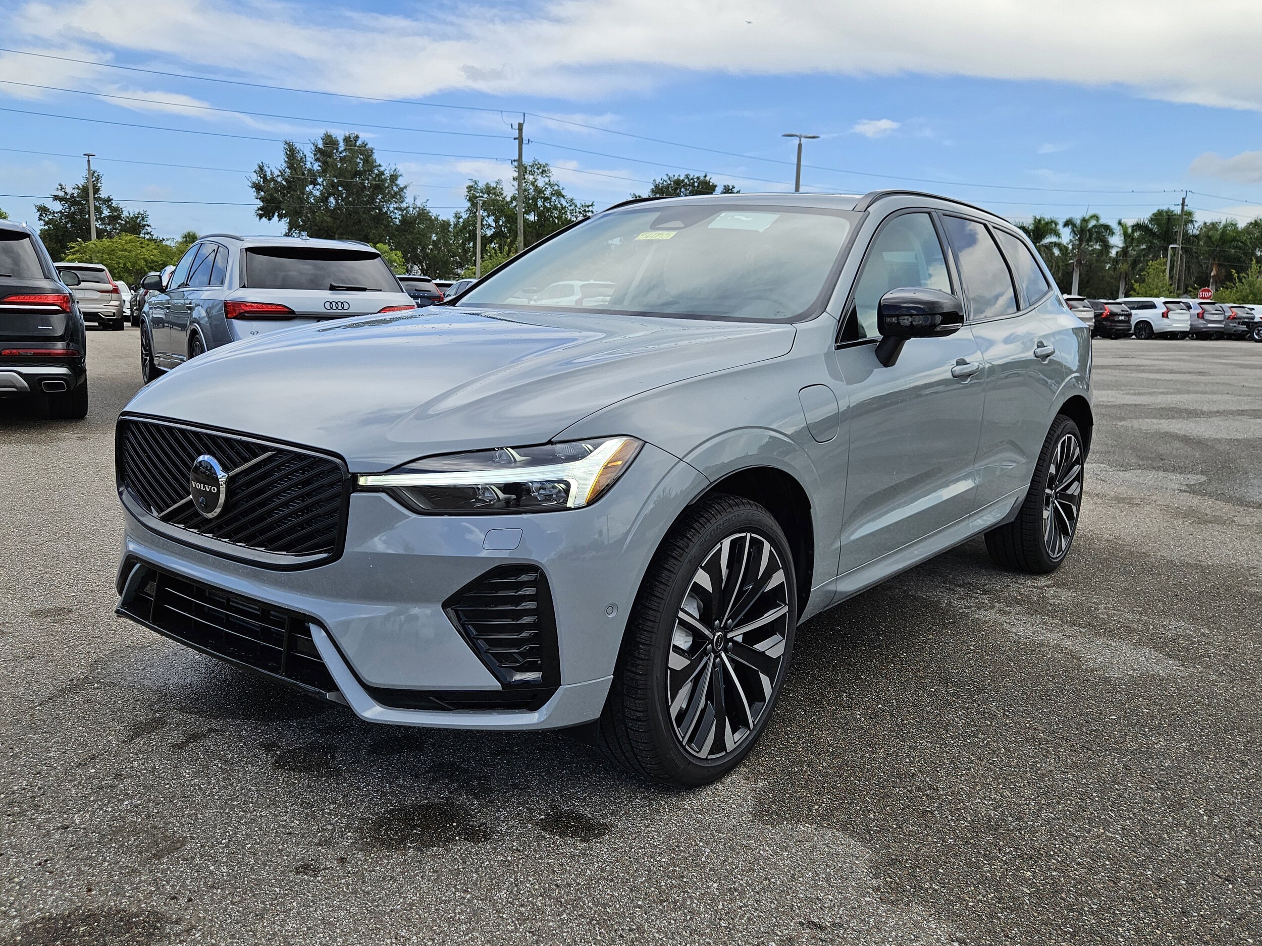 2026 Volvo XC60 Hybrid T8 photo 3