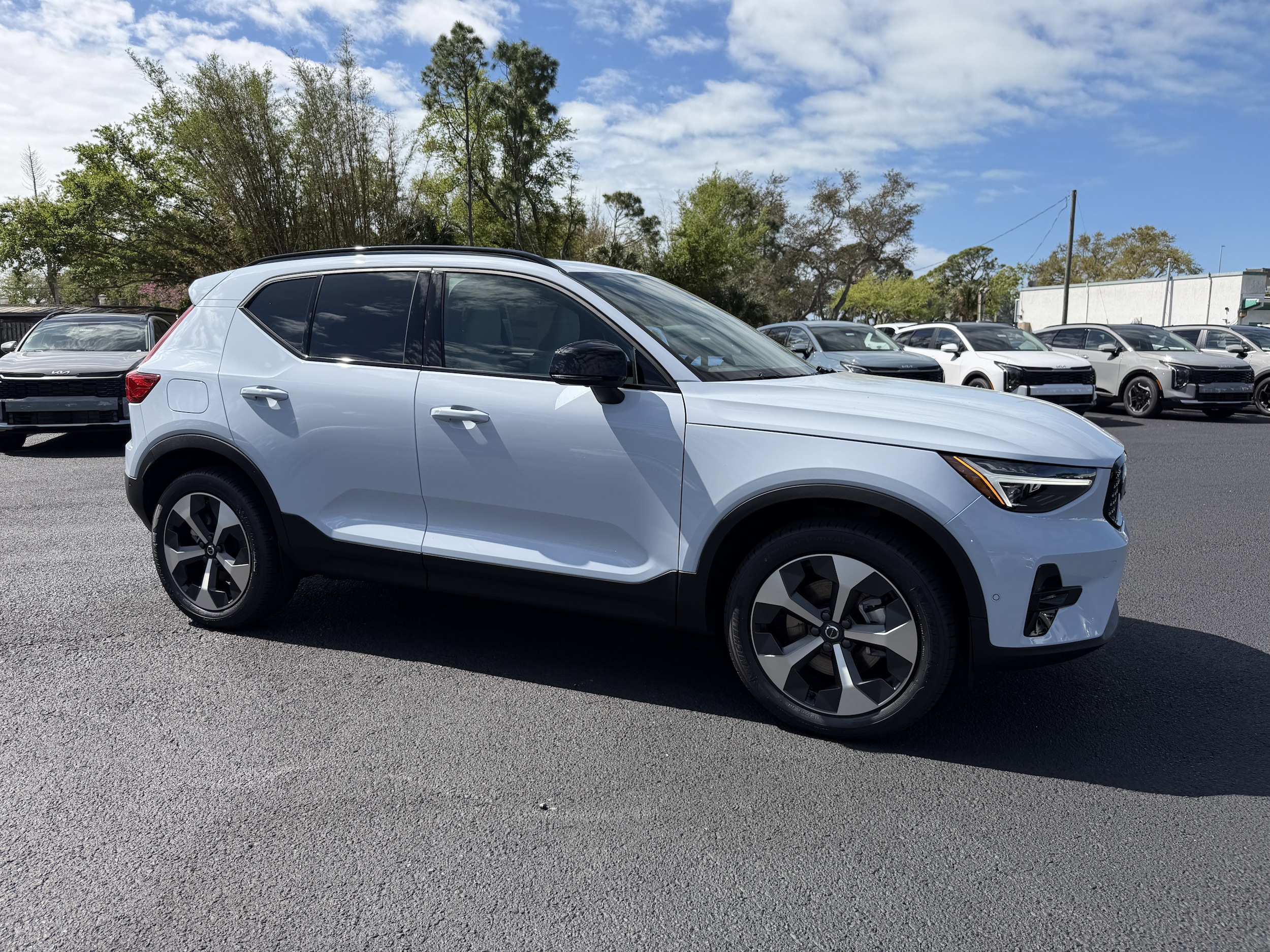 2026 Volvo XC40 B5 Plus Dark AWD's photo