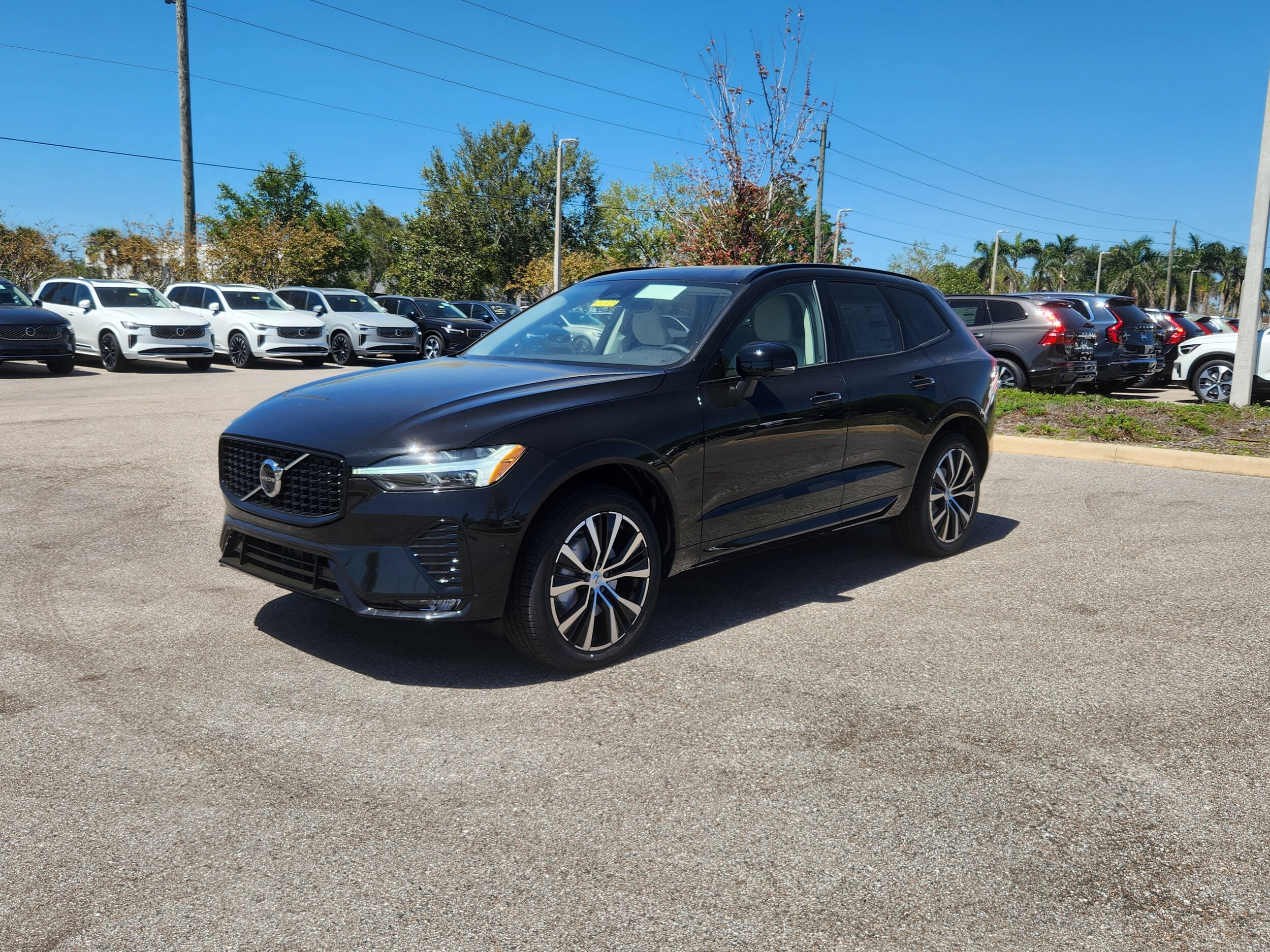 2025 Volvo XC60 B5 Plus photo 3