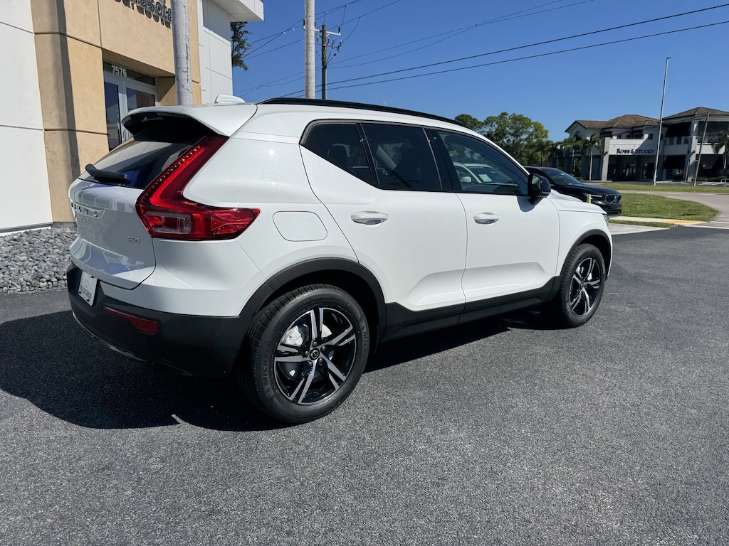 New 2026 Volvo XC40 B4 Core SUV