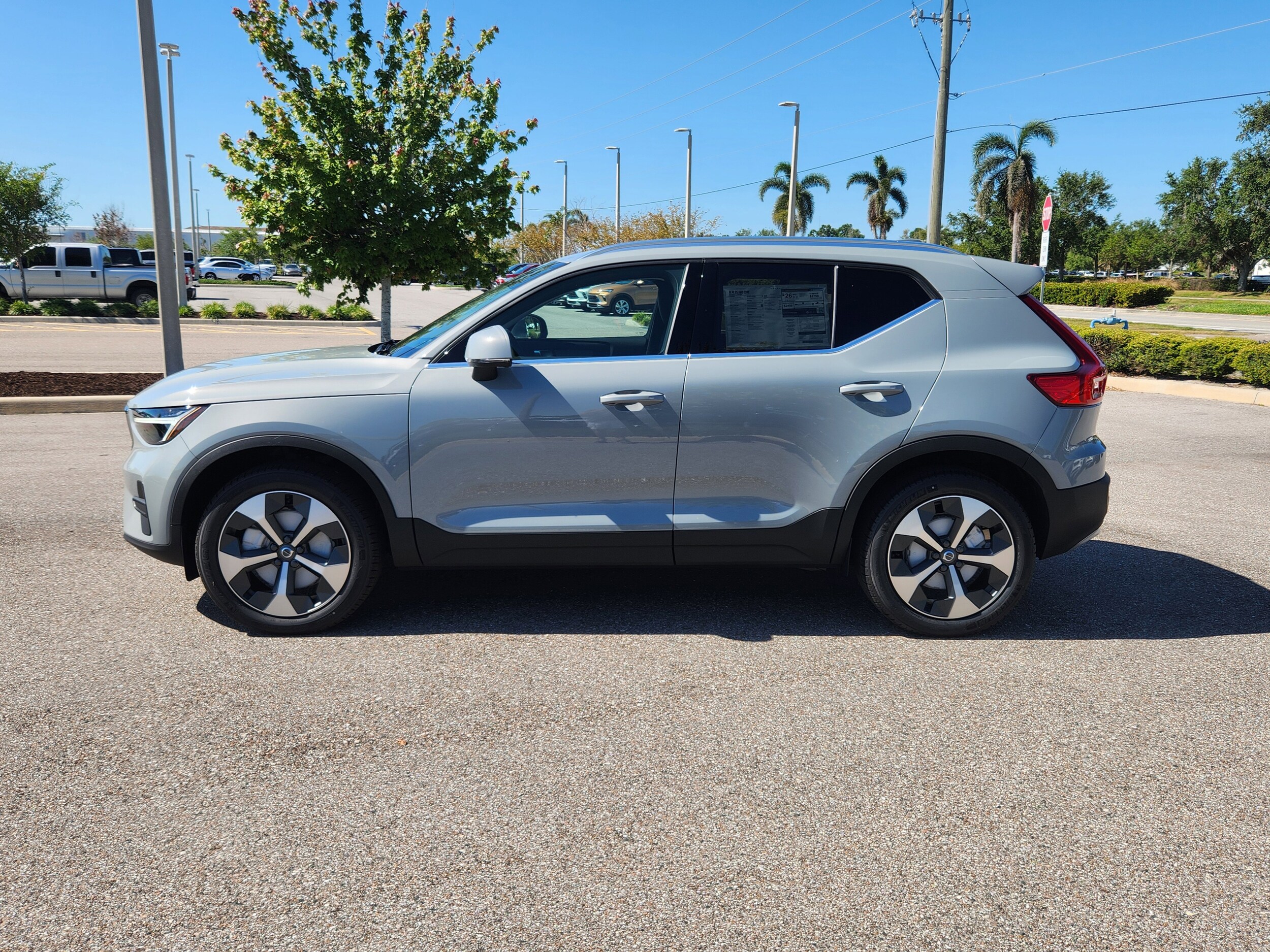 2025 Volvo XC40 Core photo 3