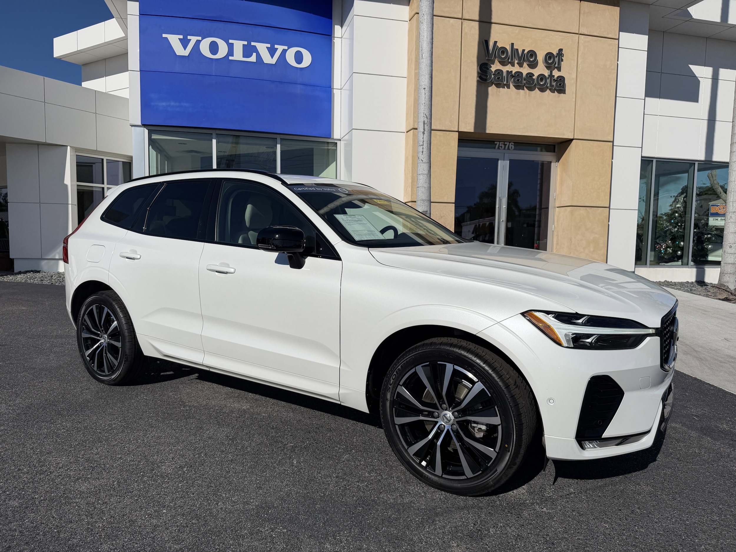 2023 Volvo XC60 Plus's photo