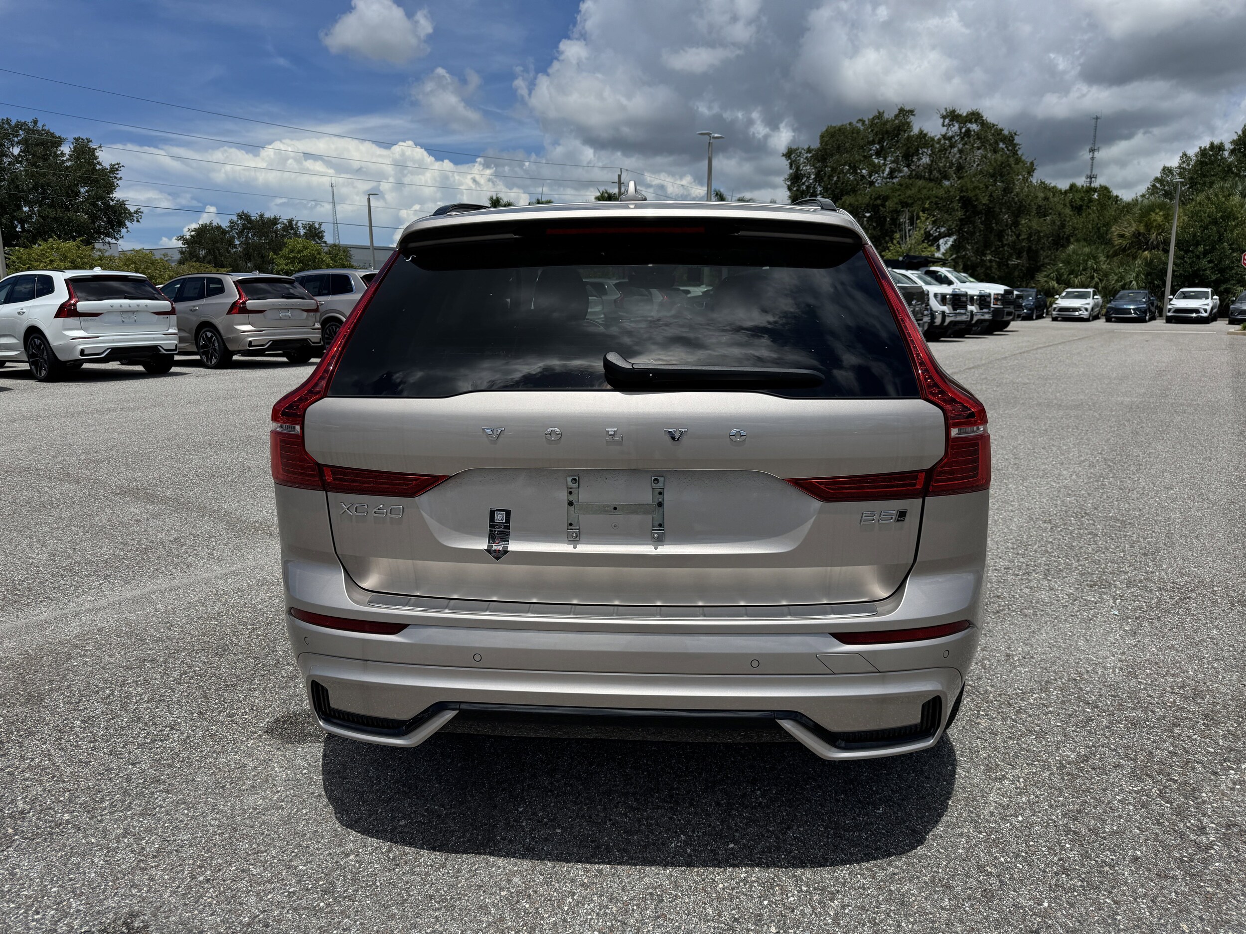 2025 Volvo XC60 B5 Plus photo 4