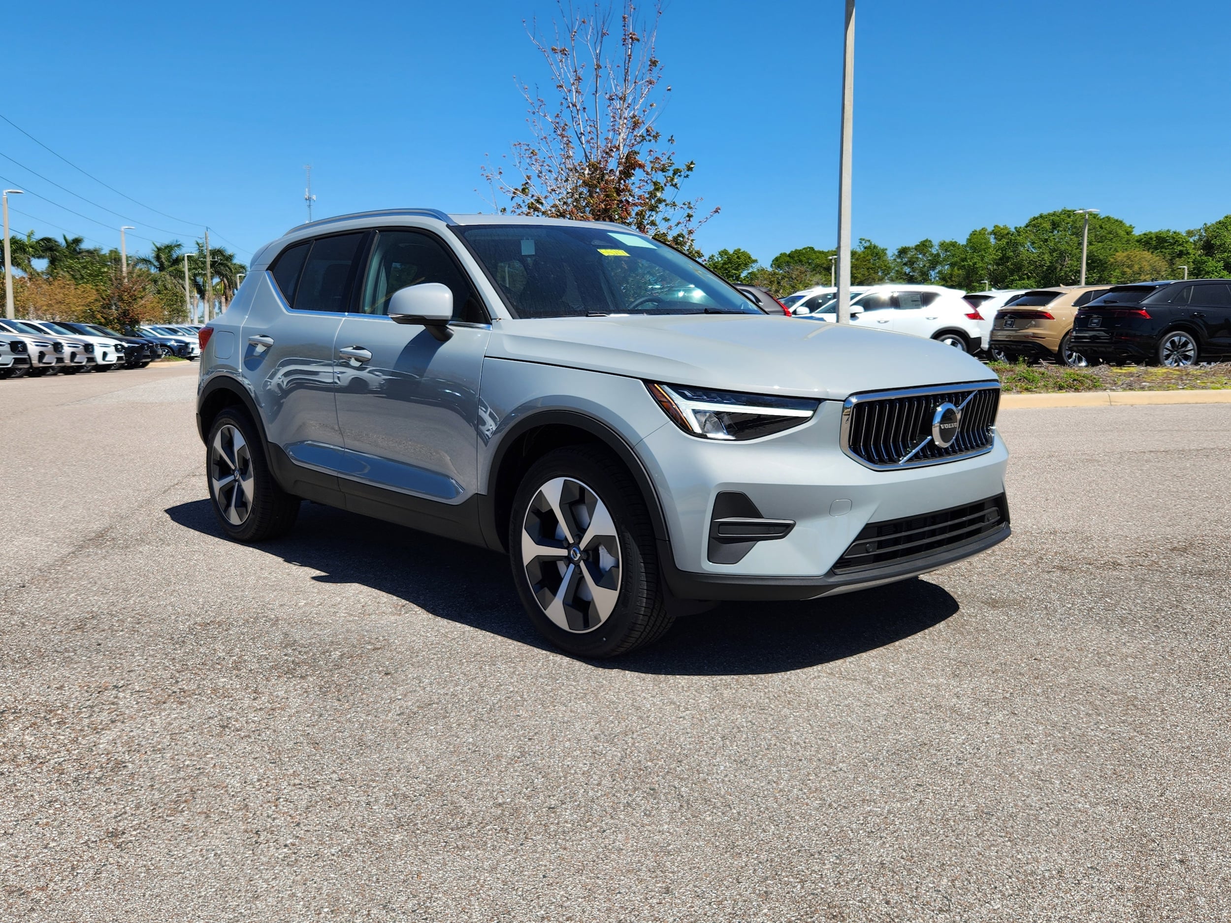 2025 Volvo XC40 B5 Core Bright Theme