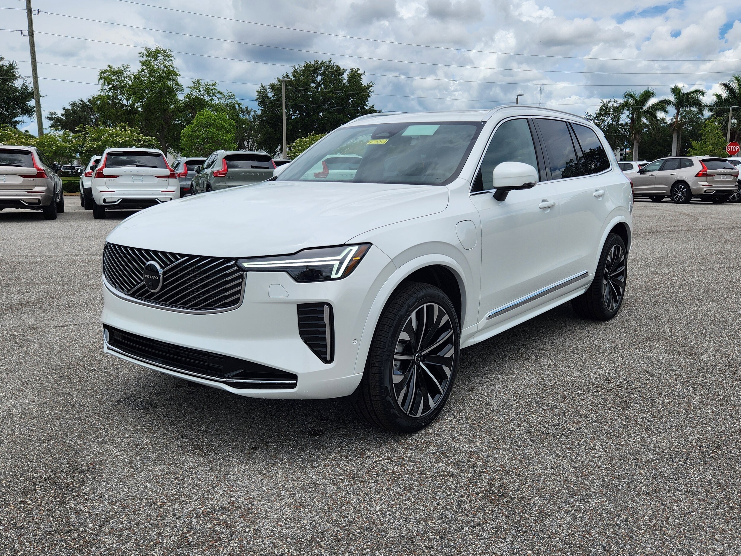 2025 Volvo XC90 T8 Plus photo 2