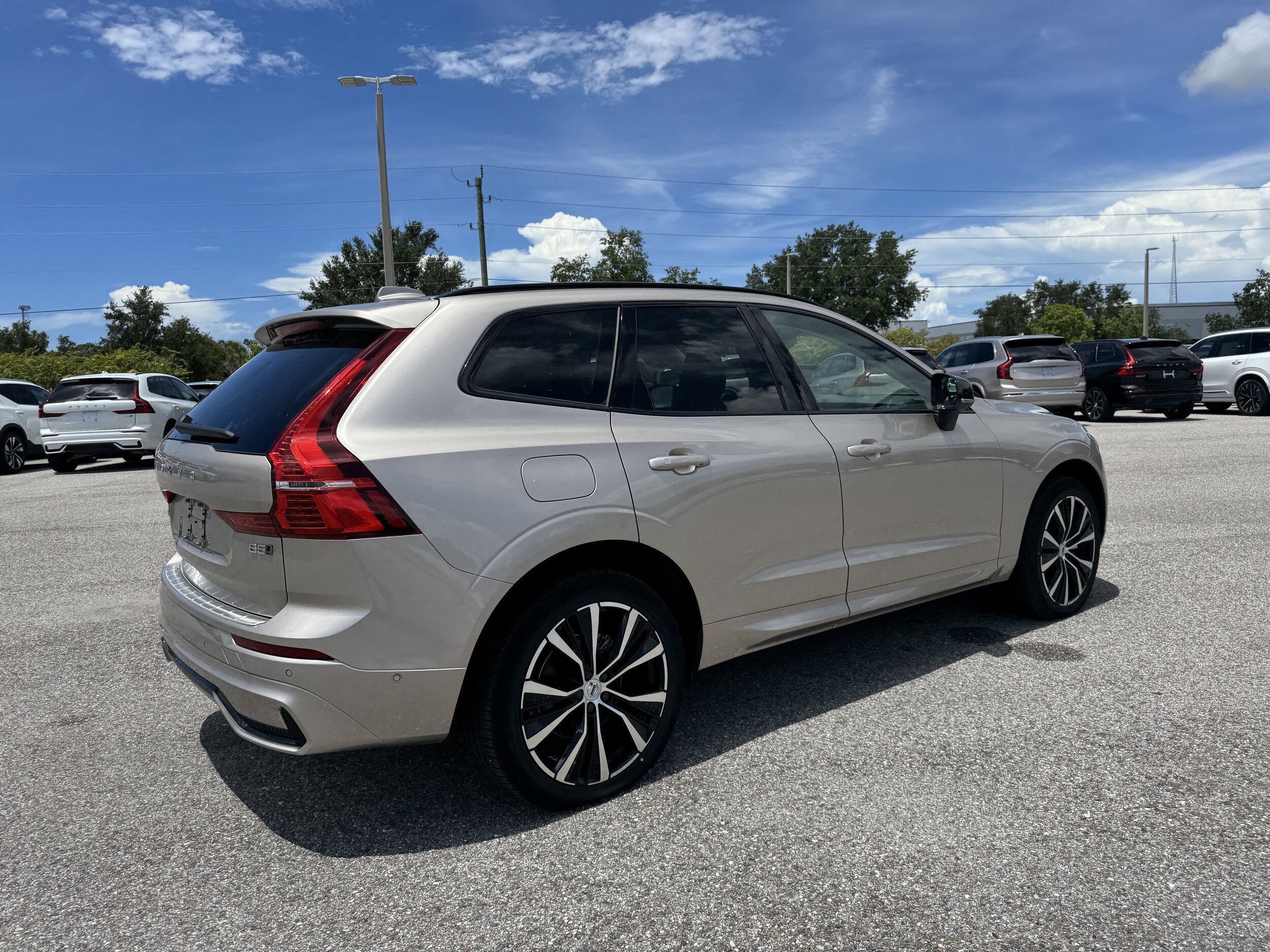 2025 Volvo XC60 B5 Plus photo 3