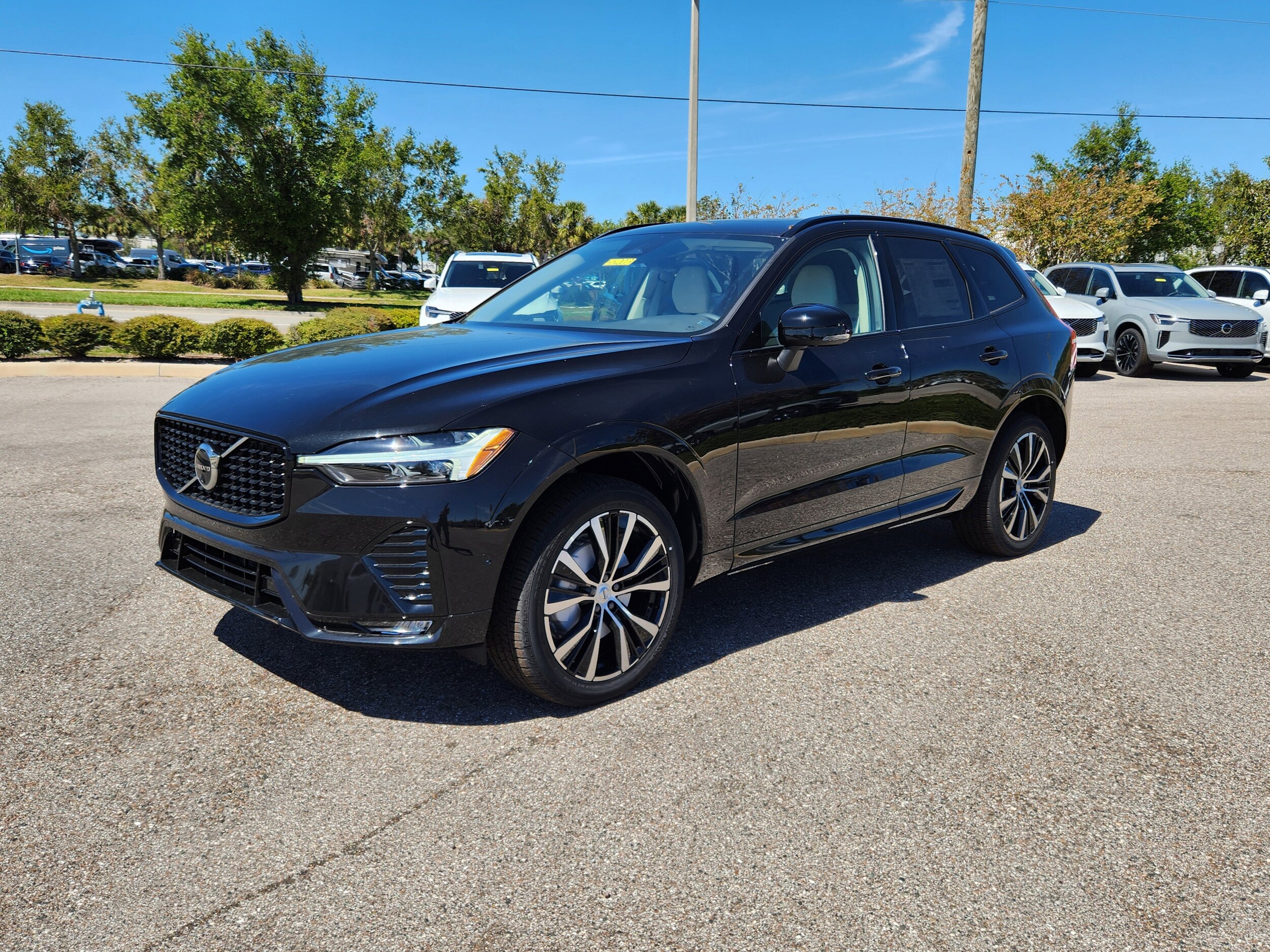 2025 Volvo XC60 B5 Plus photo 2
