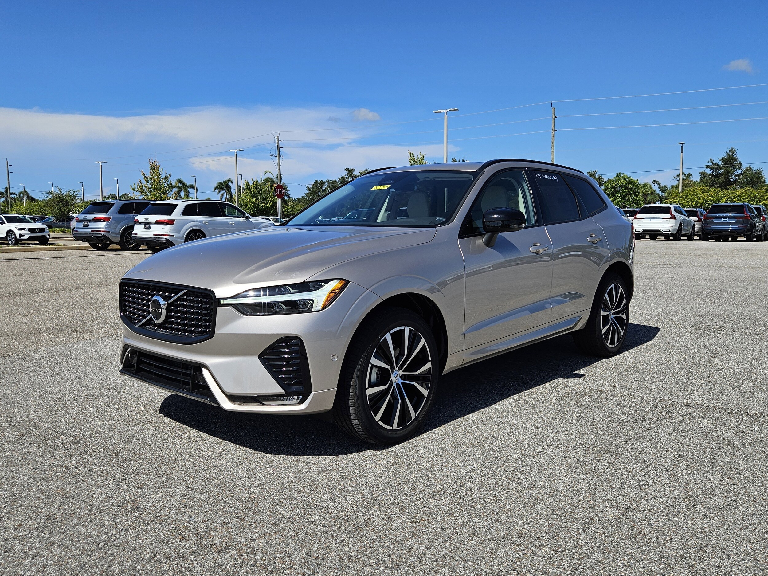 2025 Volvo XC60 B5 Plus photo 3