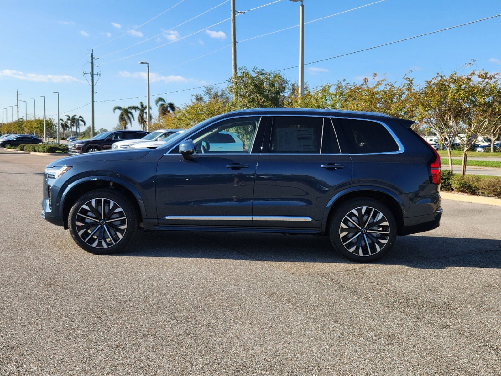 2025 Volvo XC90 B5 Plus photo 4