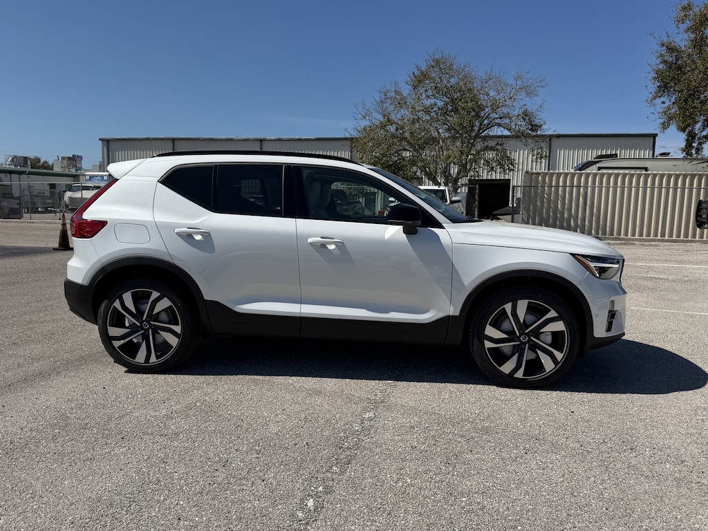 New 2026 Volvo XC40 B5 Ultra SUV