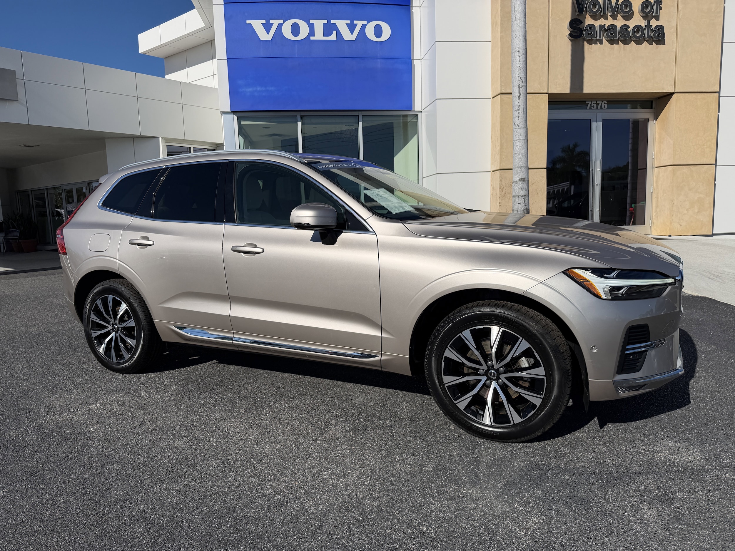 2023 Volvo XC60 Plus's photo