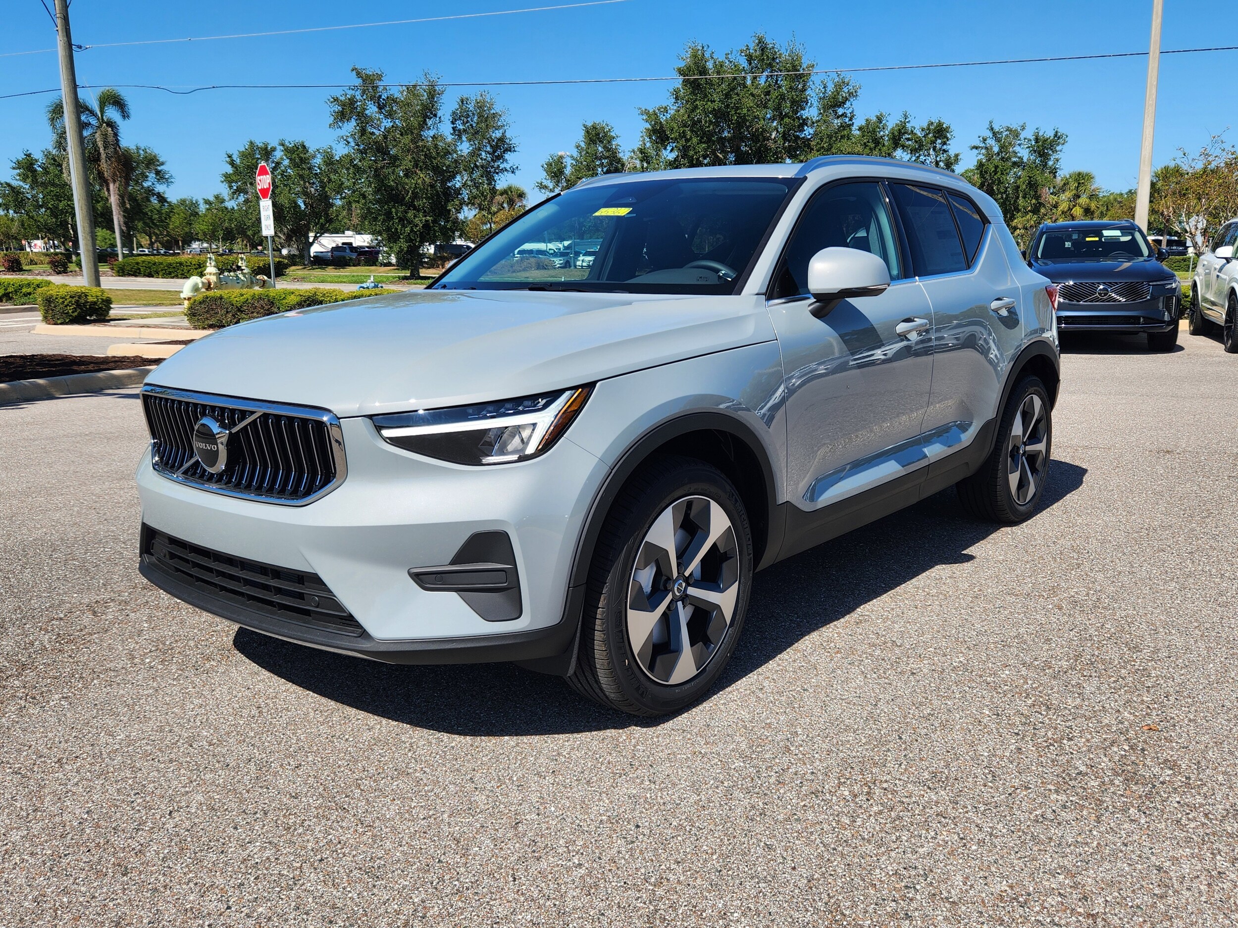2025 Volvo XC40 Core photo 2