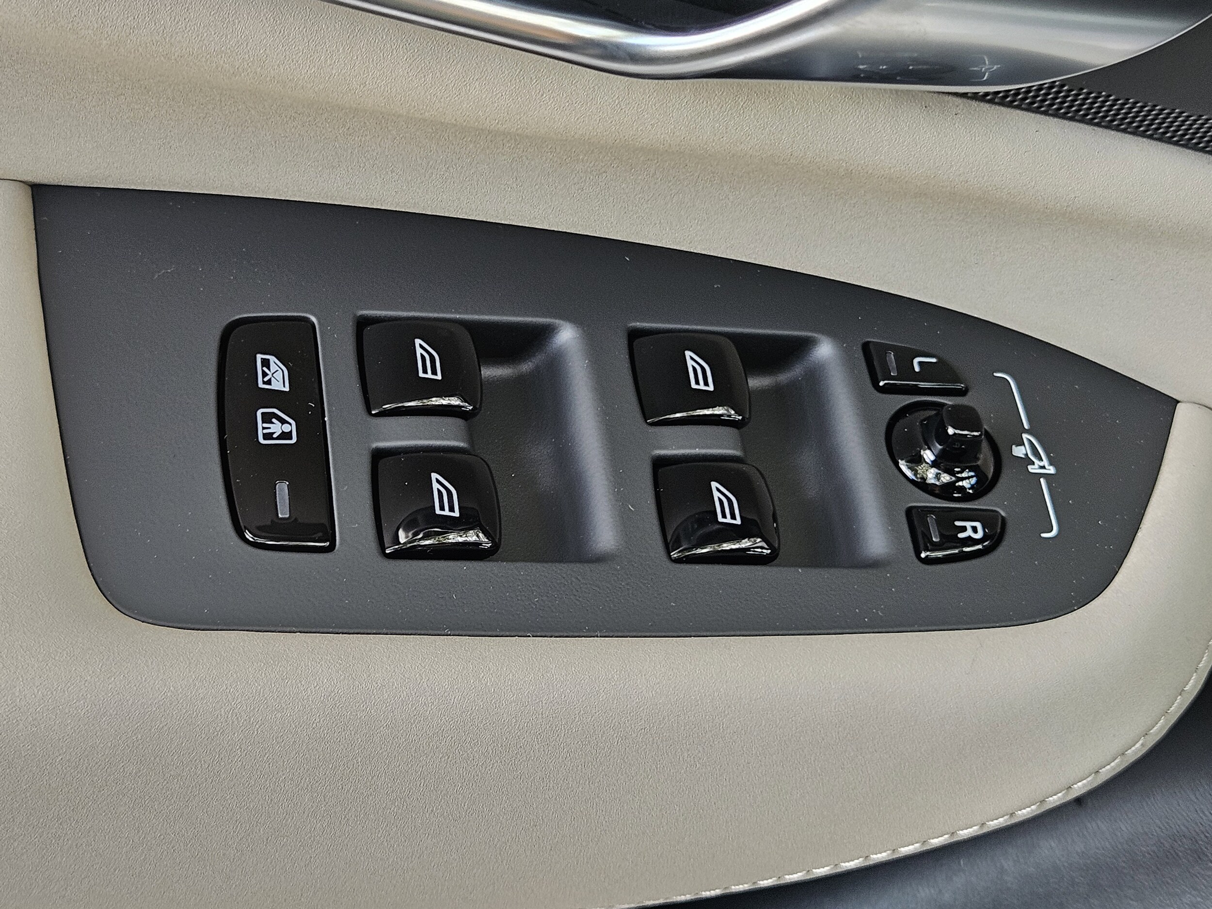 2026 Volvo XC90 Plus - Photo 21