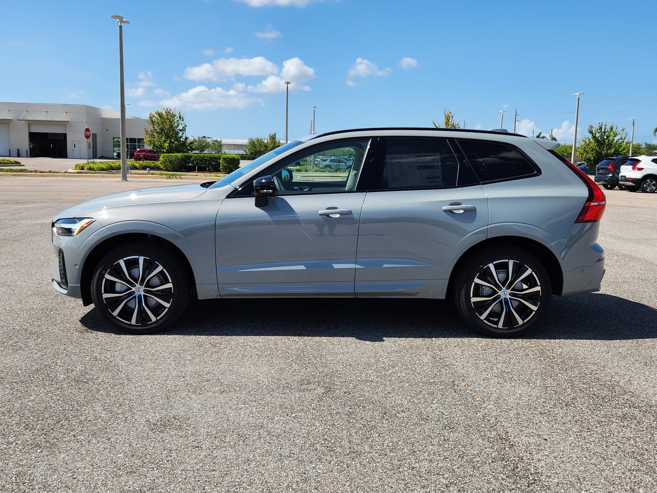 2025 Volvo XC60 B5 Plus photo 3