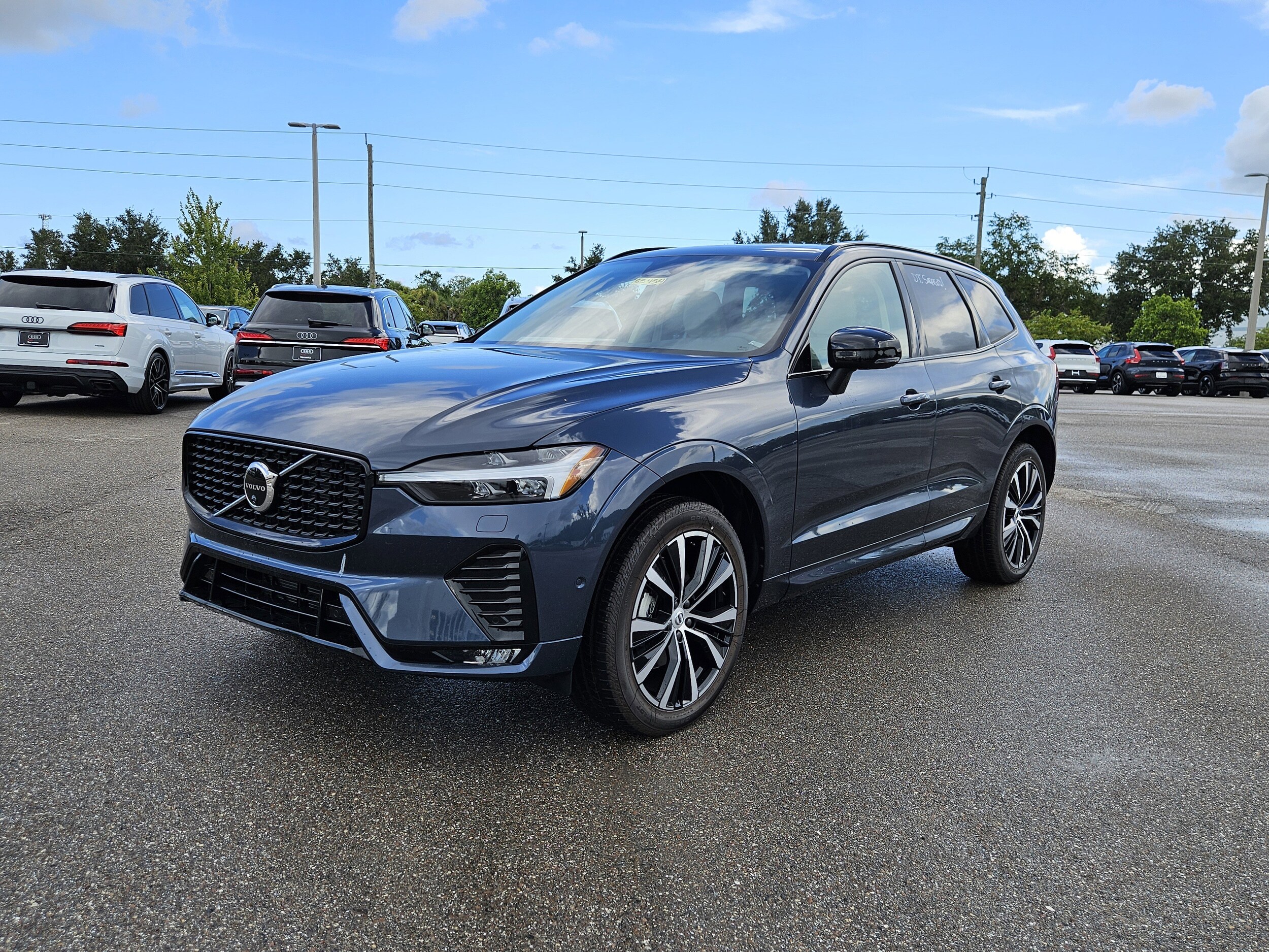 2025 Volvo XC60 B5 Plus photo 2