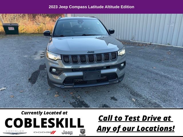 2023 Jeep Compass Latitude photo 2