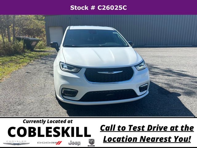 2026 Chrysler Pacifica photo 2