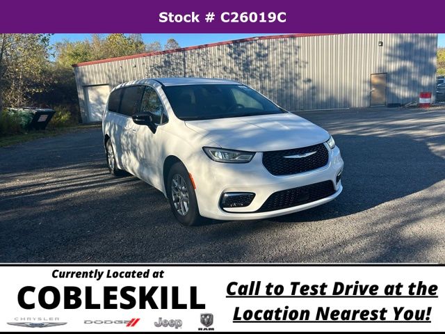 2026 Chrysler Pacifica photo 2