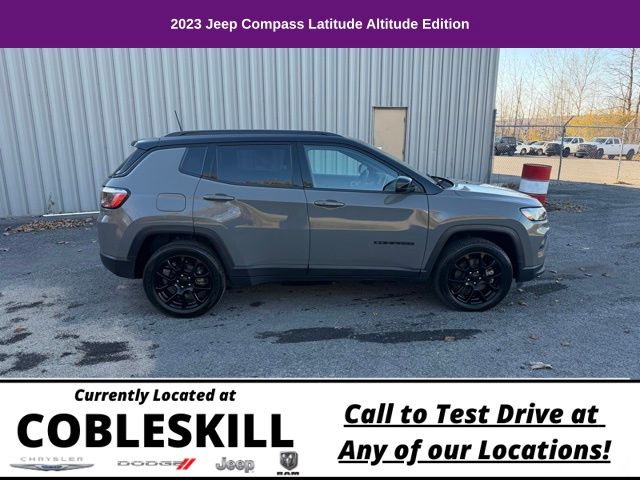 2023 Jeep Compass Latitude photo 3