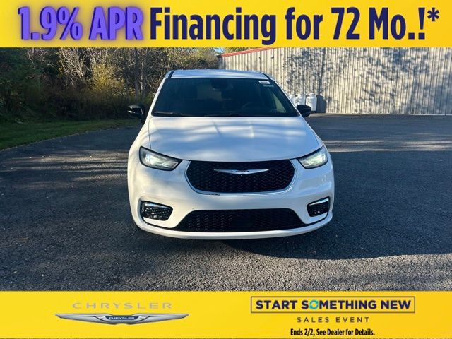 2026 Chrysler Pacifica Select's photo