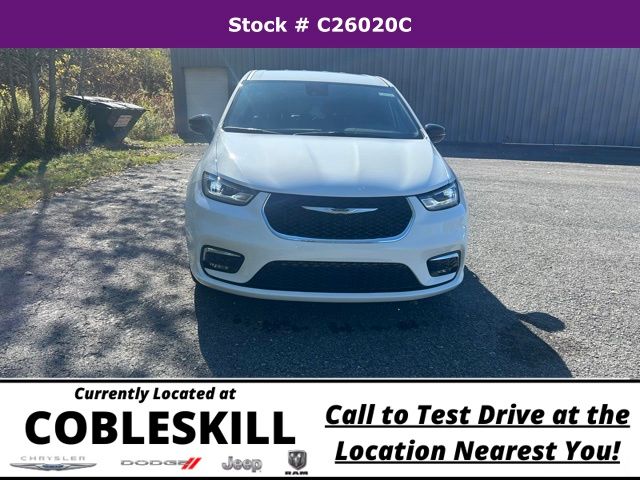 2026 Chrysler Pacifica photo 2