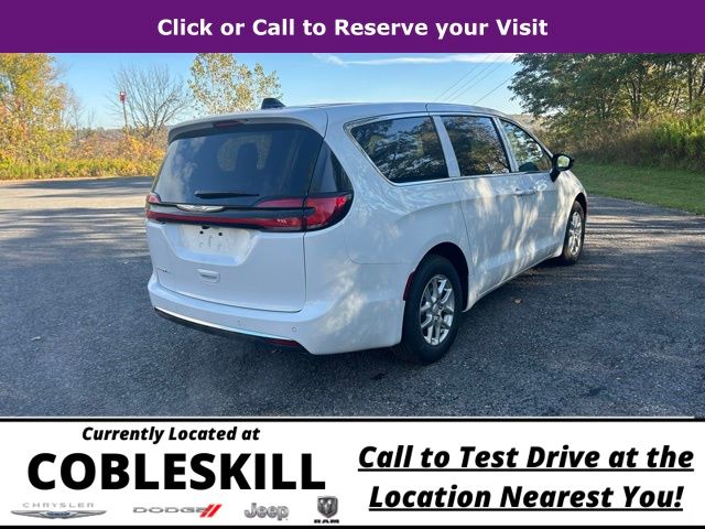 2026 Chrysler Pacifica photo 4