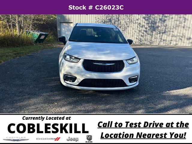 2026 Chrysler Pacifica photo 2