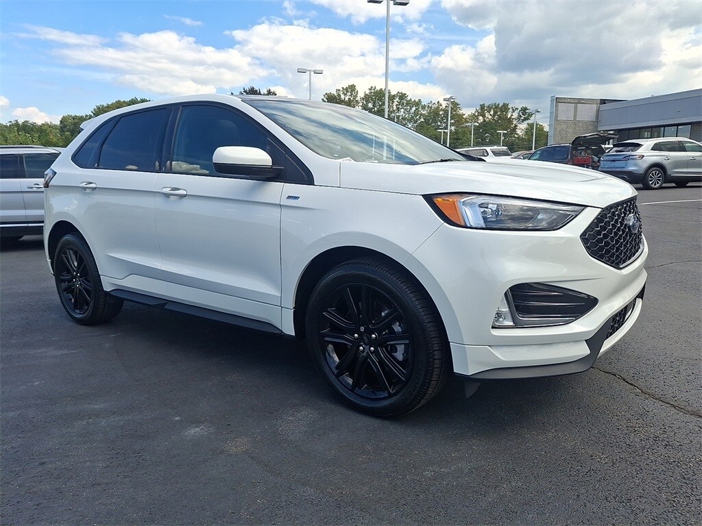 2022 Ford Edge ST photo 3
