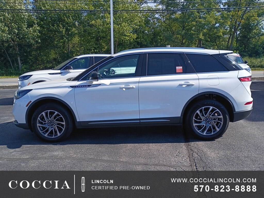 2022 Lincoln Corsair Standard photo 2