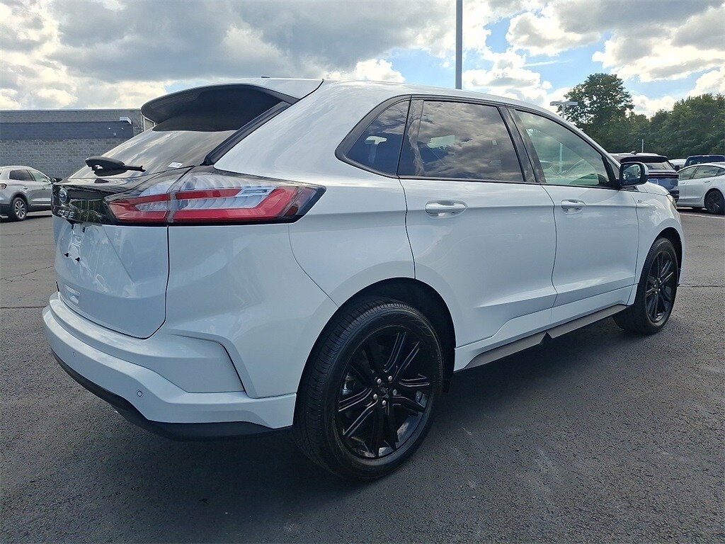 2022 Ford Edge ST photo 4