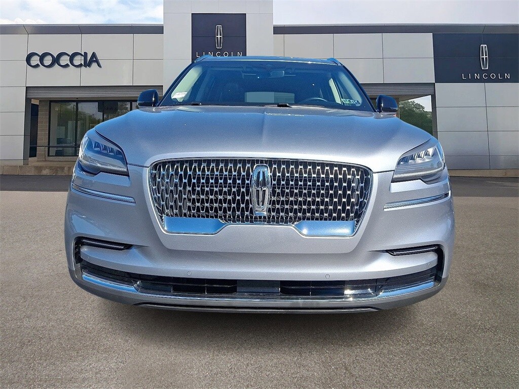 2022 Lincoln Aviator Standard photo 2