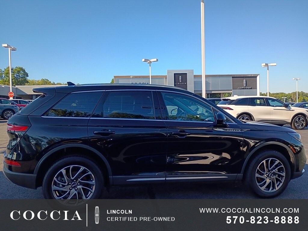 2022 Lincoln Corsair Standard photo 2