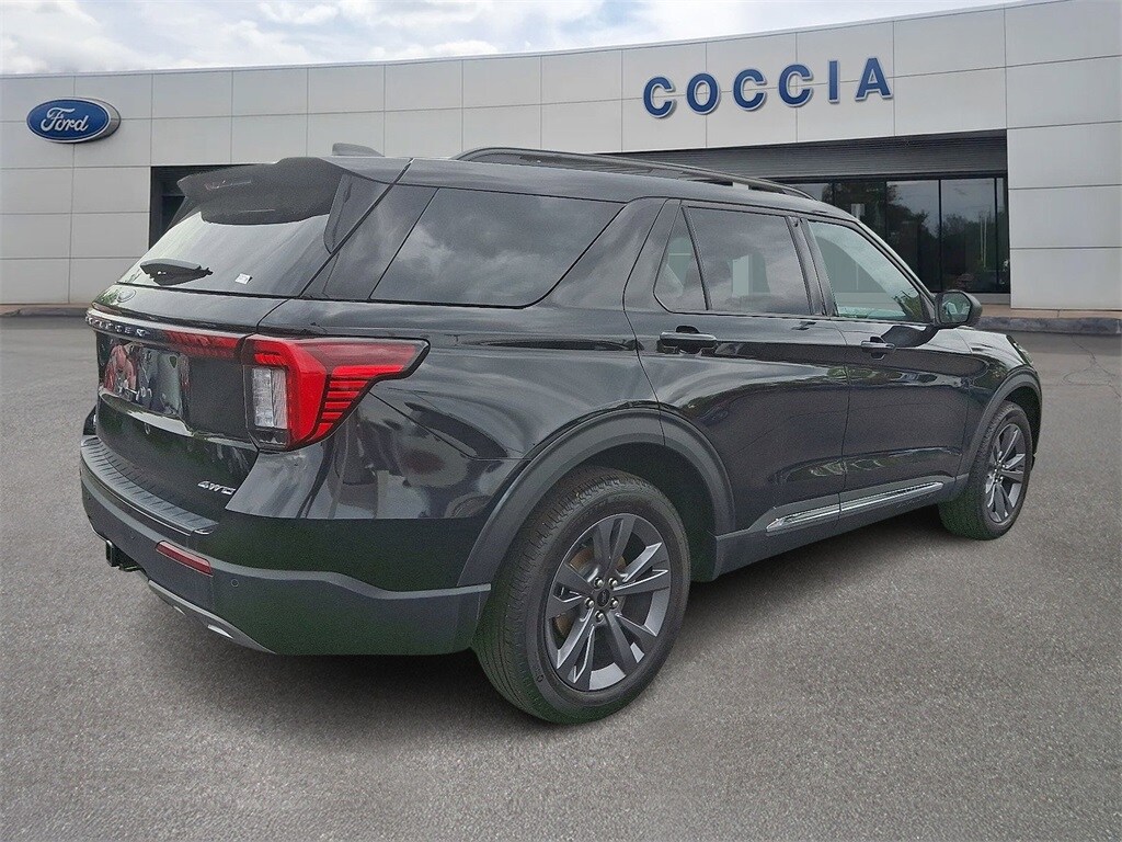 2025 Ford Explorer photo 2