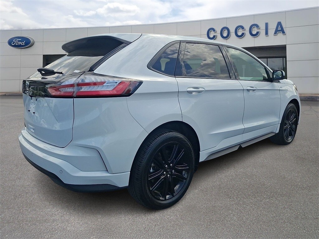 2022 Ford Edge ST photo 3