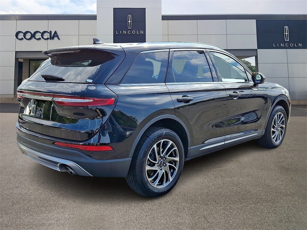 2022 Lincoln Corsair Standard photo 2