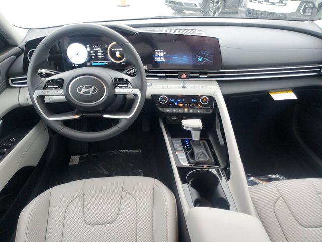 2025 Hyundai Elantra Limited - Photo 8