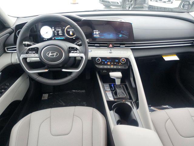 2025 Hyundai Elantra Limited - Photo 8