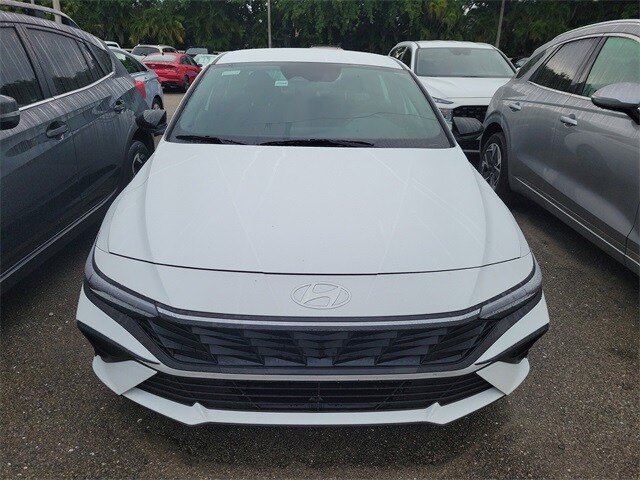 2025 Hyundai Elantra SEL Sport photo 2