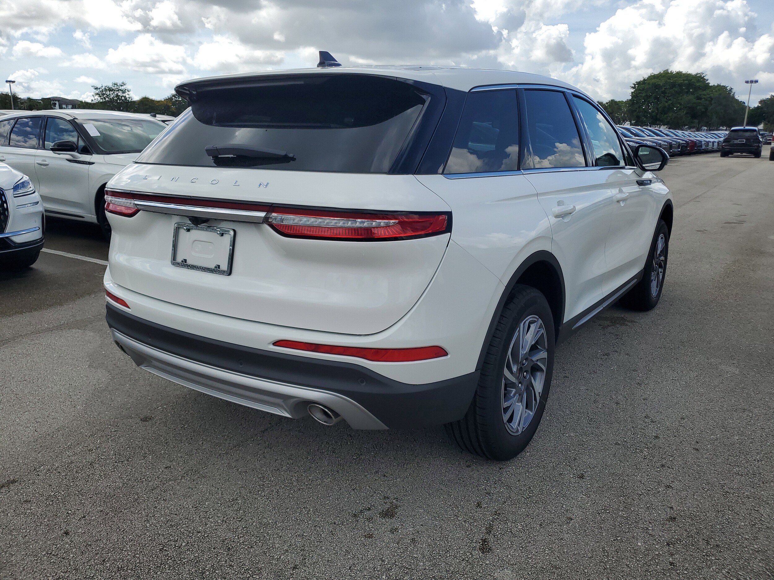 2025 Lincoln Corsair Premiere photo 4