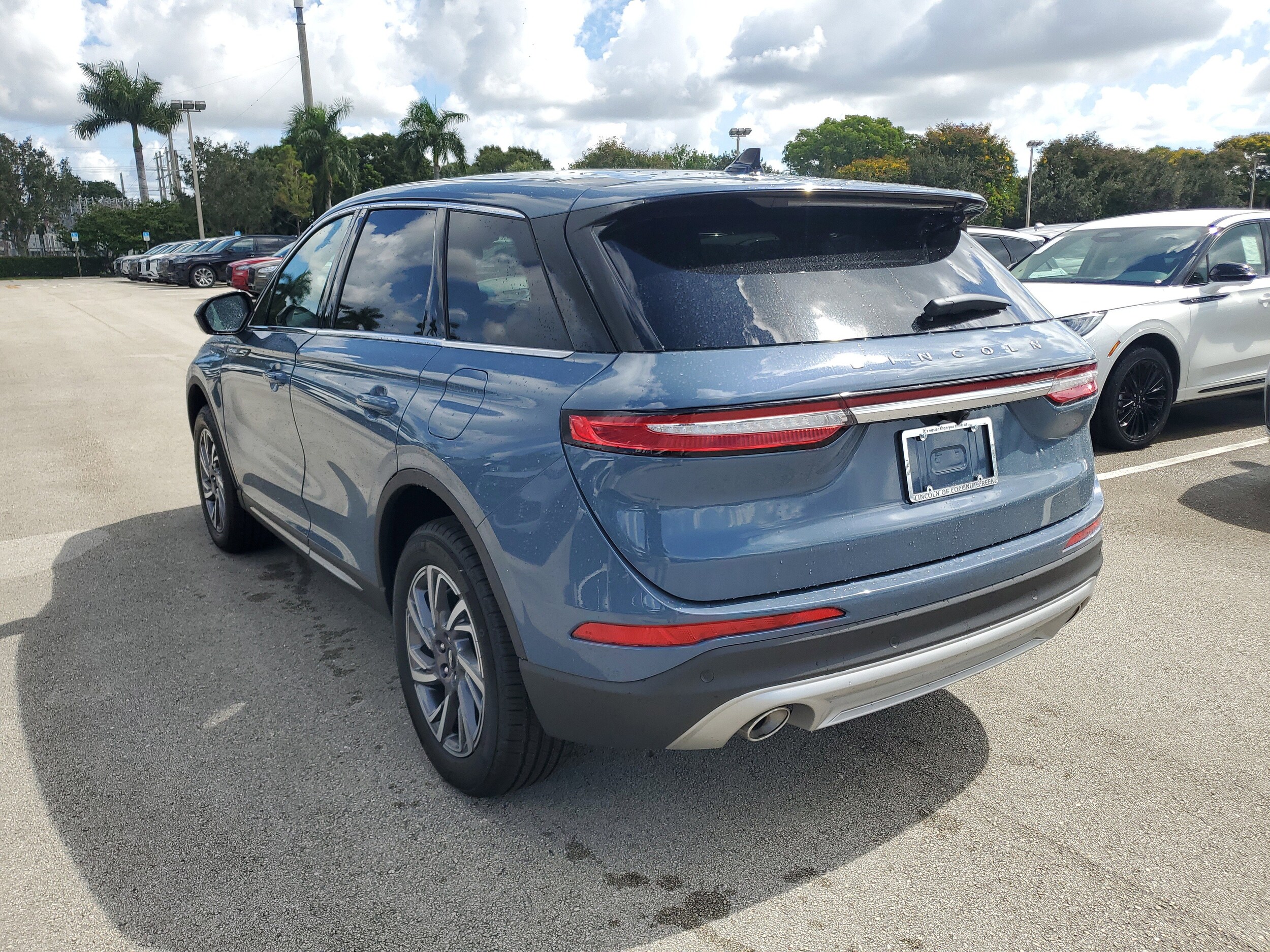 2025 Lincoln Corsair Premiere photo 3